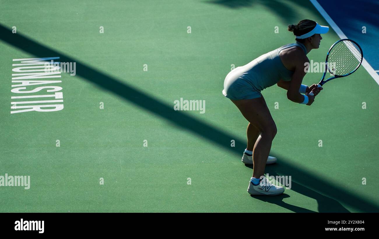 Monastir, Tunisie. 10 septembre 2024. Jana Fett, de Croatie, joue contre Sara Sorribes Tormo, d’Espagne, à l’Open de Jasmin à Monastir, en Tunisie. Le tournoi de tennis professionnel féminin aura lieu au Magic Hotel Skanes de Monastir du 9 au 15 septembre 2024 Banque D'Images