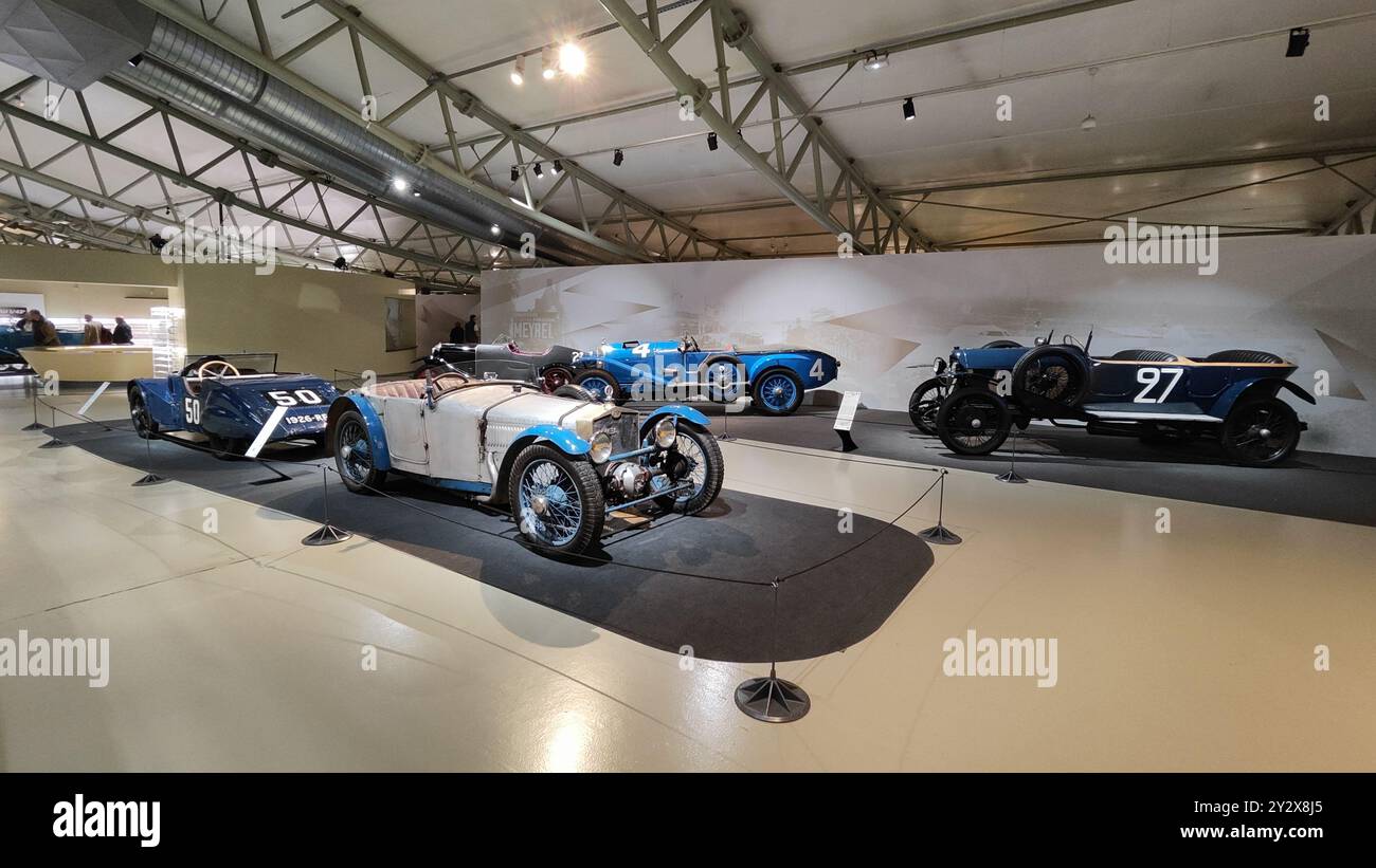 Vue de face de la voiture de course historique Tracta Gephi au musée LeMans. Vue générale de la salle du musée avec plus de voitures Banque D'Images