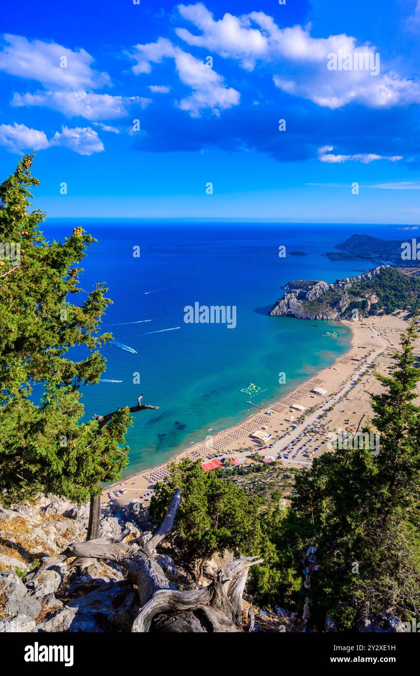 Plage de Tsambika - vue du monastère de Panagia Kyra Psili - paysage de la côte paradisiaque de Rhodes - destination de voyage en Grèce Banque D'Images