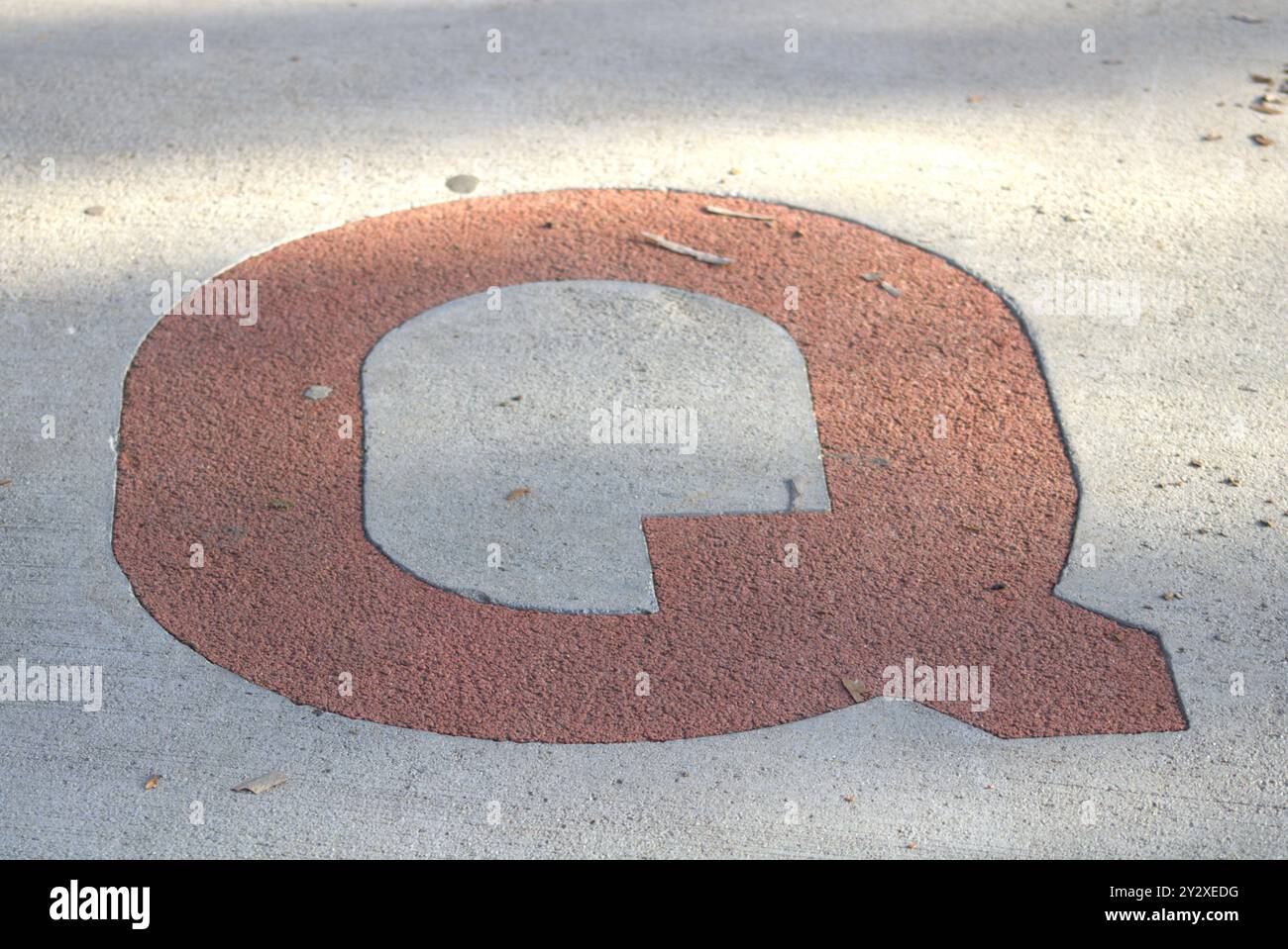 lettres colorées de l'alphabet sur le trottoir au parc scolaire des enfants Banque D'Images