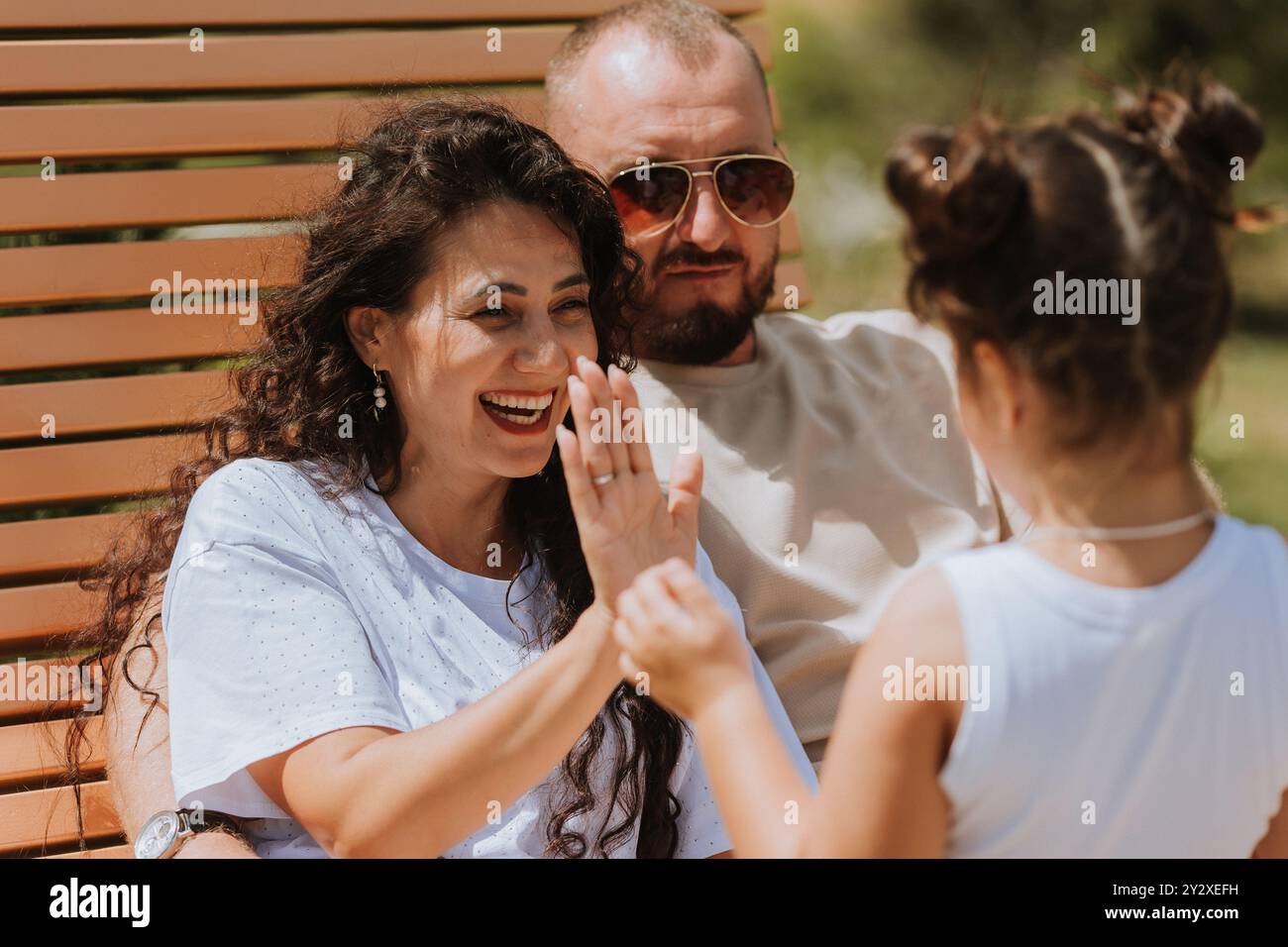 une famille heureuse se détache dans le parc de la ville. Photo de haute qualité Banque D'Images