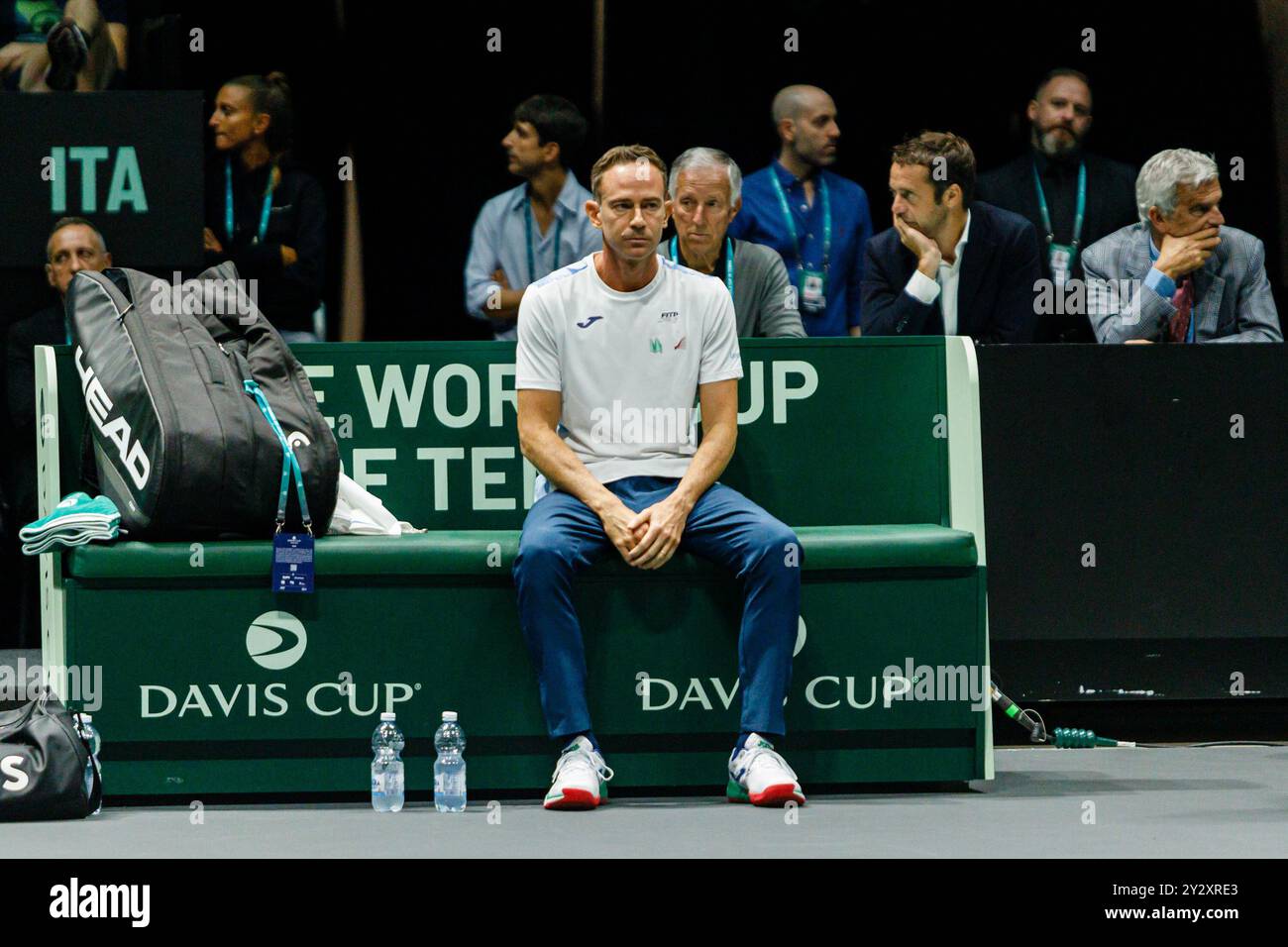 Bologne, Italie. 11 septembre 2024. Le capitaine de l'équipe nationale italienne masculine de tennis, Filippo Volandri, regarde depuis le banc un match en phase de groupes de la finale de la Coupe Davis 2024 entre l'Italie et le Brésil à l'Unipol Arena le 11 septembre 2024 à Bologne. Crédit : Massimiliano Donati/Alamy Live News Banque D'Images
