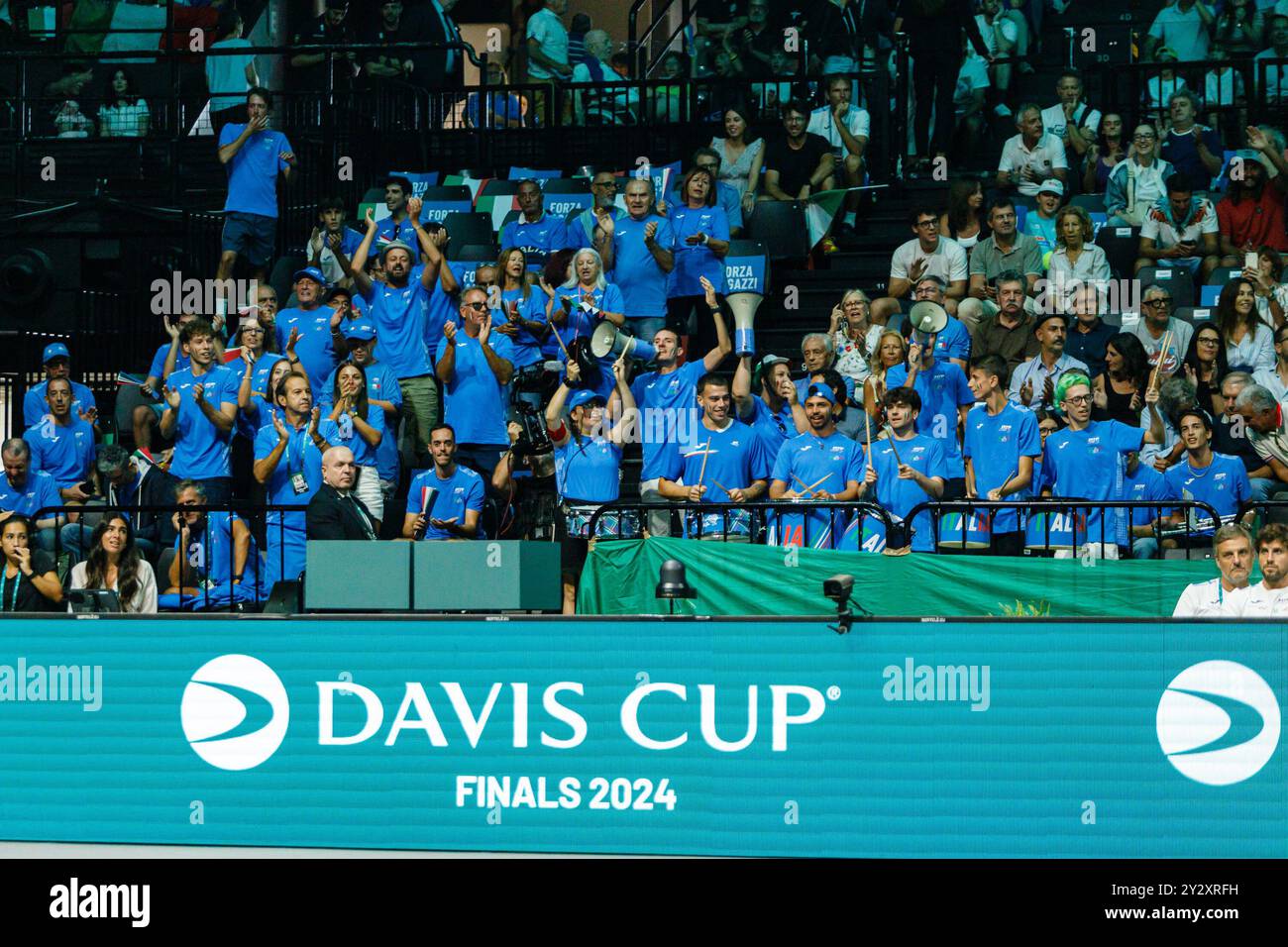 Bologne, Italie. 11 septembre 2024. Les supporters italiens soutiennent l'équipe nationale de tennis lors du match de groupes de la finale de la Coupe Davis 2024 entre l'Italie et le Brésil à l'Unipol Arena le 11 septembre 2024 à Bologne, en Italie. Crédit : Massimiliano Donati/Alamy Live News Banque D'Images