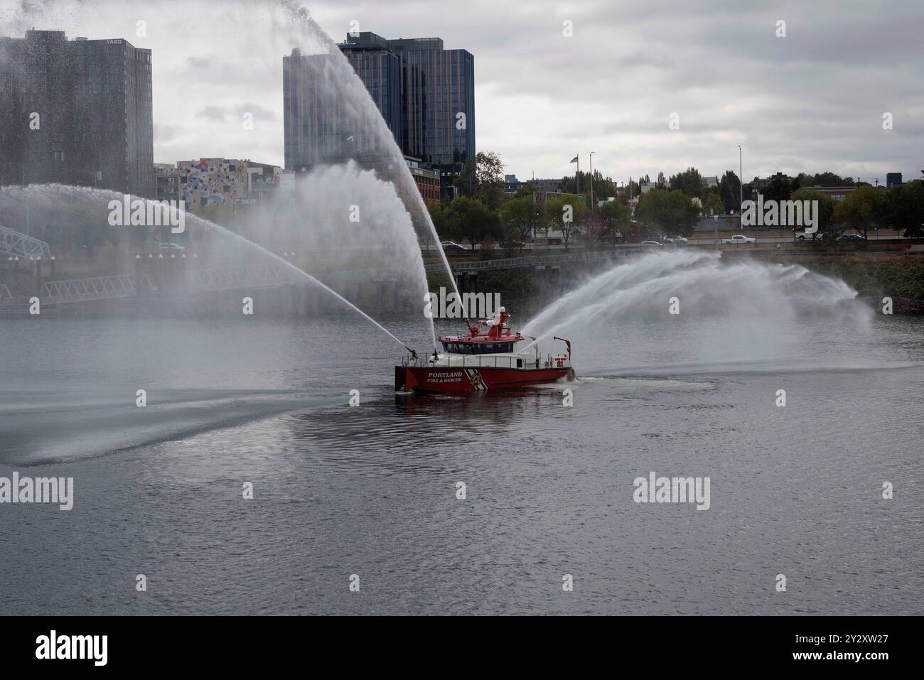 Portland, États-Unis. 11 septembre 2024. Le bateau de pompiers 21 - nommé Kwansem - pompe l'eau à la fin de la cérémonie. Portland Fire and Rescue, le bureau des pompiers de Portland, Oregon, commémore chaque année l'héroïsme du service des incendies de New York lors des attaques du 9-11-2001, qui ont à la fois fait plus de 300 pompiers, et tué beaucoup plus que les maladies suivantes ont coûté la vie. (Photo de John Rudoff/Sipa USA) crédit : Sipa USA/Alamy Live News Banque D'Images