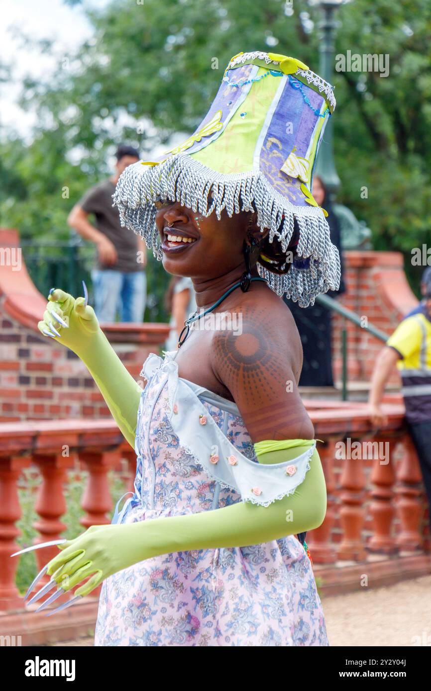 Personne de couleur vêtue de traîneau portant un chapeau d'abat-jour lors de l'événement Stoke on trent Pride Banque D'Images
