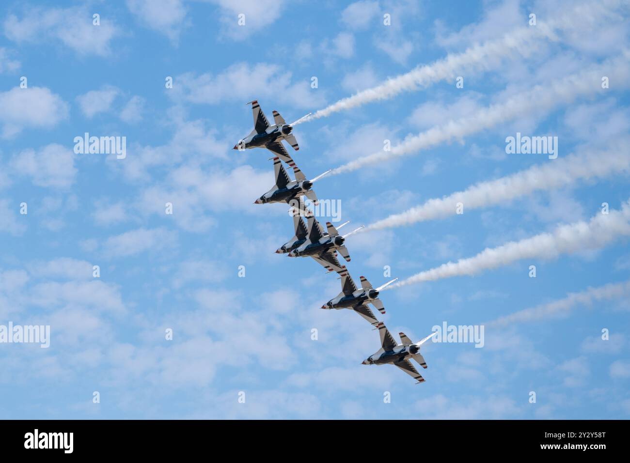 L'équipe de démonstration de l'US Air Force, les « Thunderbirds », volent dans les airs tout en dégageant de la fumée pendant le salon international de l'aviation de l'Oregon, McMinnvil Banque D'Images