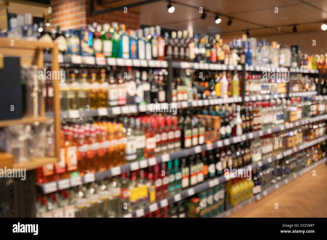 Étagères abstraites floues dans un supermarché. Décor flou à l'intérieur de l'épicerie, large gamme de marchandises, allée de supermarché dynamique, environnement de magasinage Banque D'Images