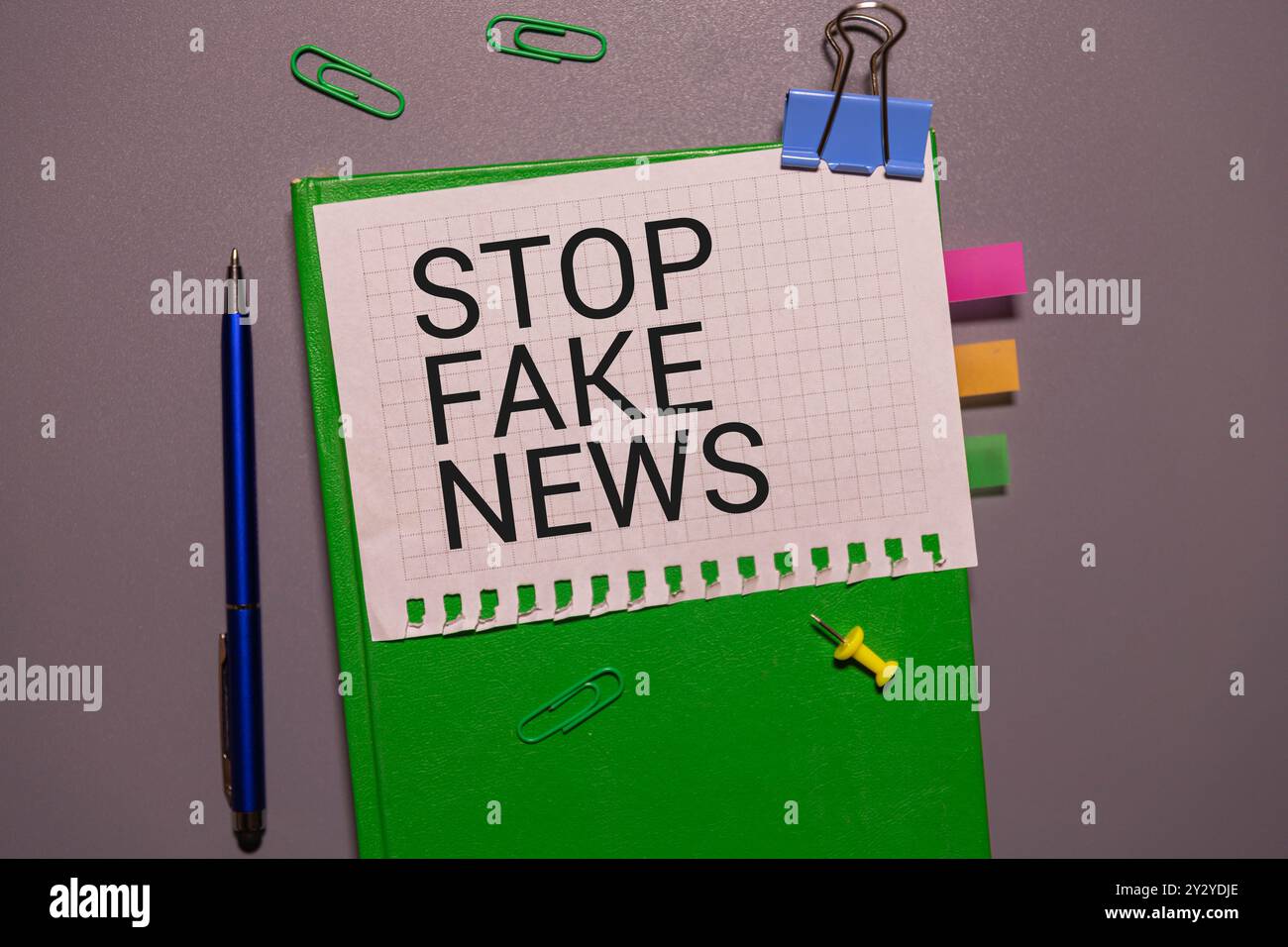 Mains de protestataires tenant des pancartes avec du texte ARRÊTER LES FAUSSES NOUVELLES sur fond blanc. Banque D'Images