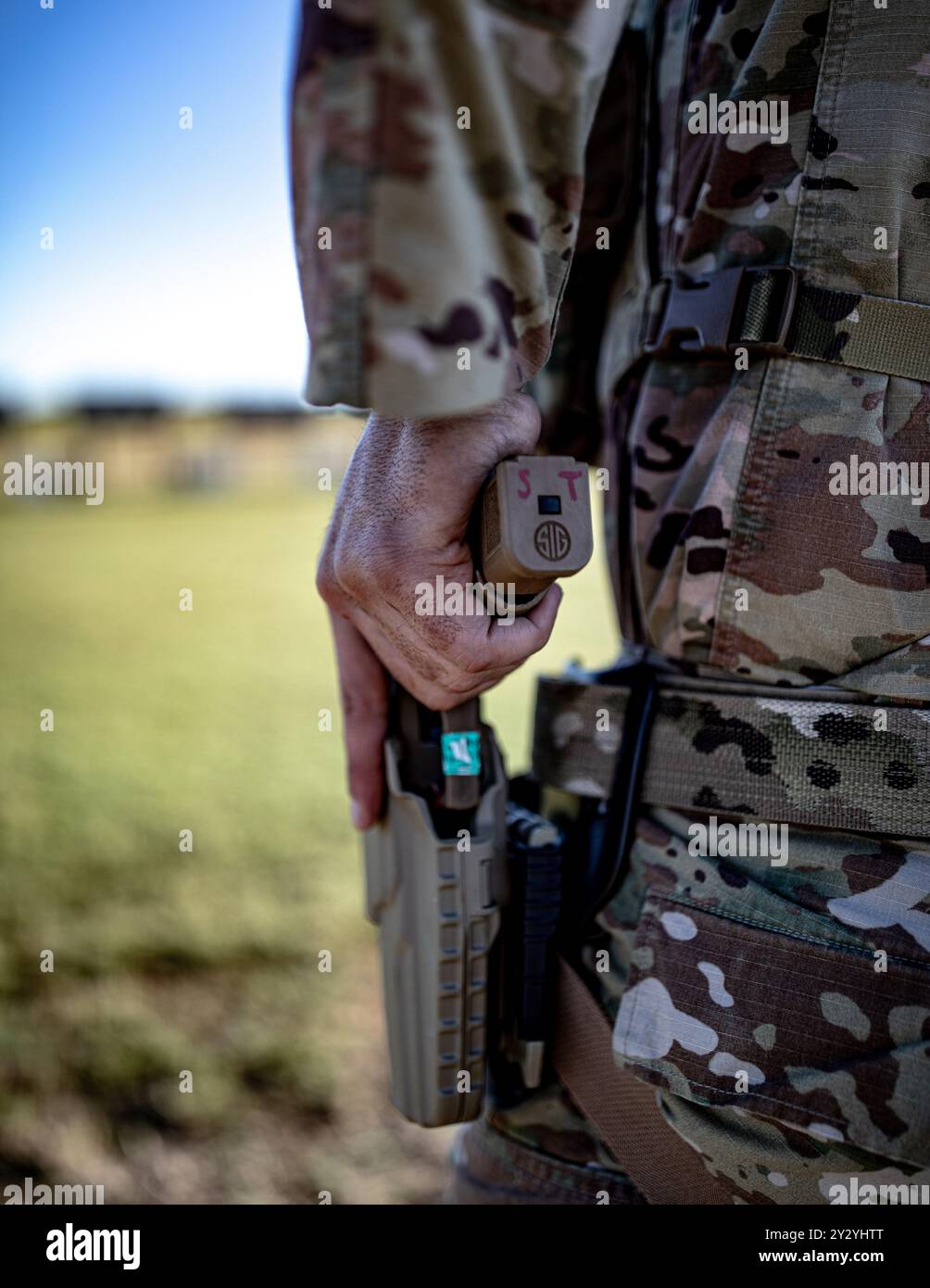 Le Major Justin Potts, un officier affecté au Camp Gruber Training Center Range Control de la Garde nationale de l'Oklahoma, tire son pistolet M17 lors de la compétition de tir du Gouverneur de 2024, le 8 septembre 2024 au Camp Gruber Training Center, Oklahoma. Le 20e gouverneur de la Garde nationale de l'Oklahoma est une compétition annuelle où l'armée de l'Oklahoma et les gardes nationaux de l'Air s'affrontent dans une série d'événements de tir pour présenter les meilleurs tireurs de la Garde nationale de l'Oklahoma. (Photo de la Garde nationale de l'Oklahoma par le sergent Haden Tolbert) Banque D'Images