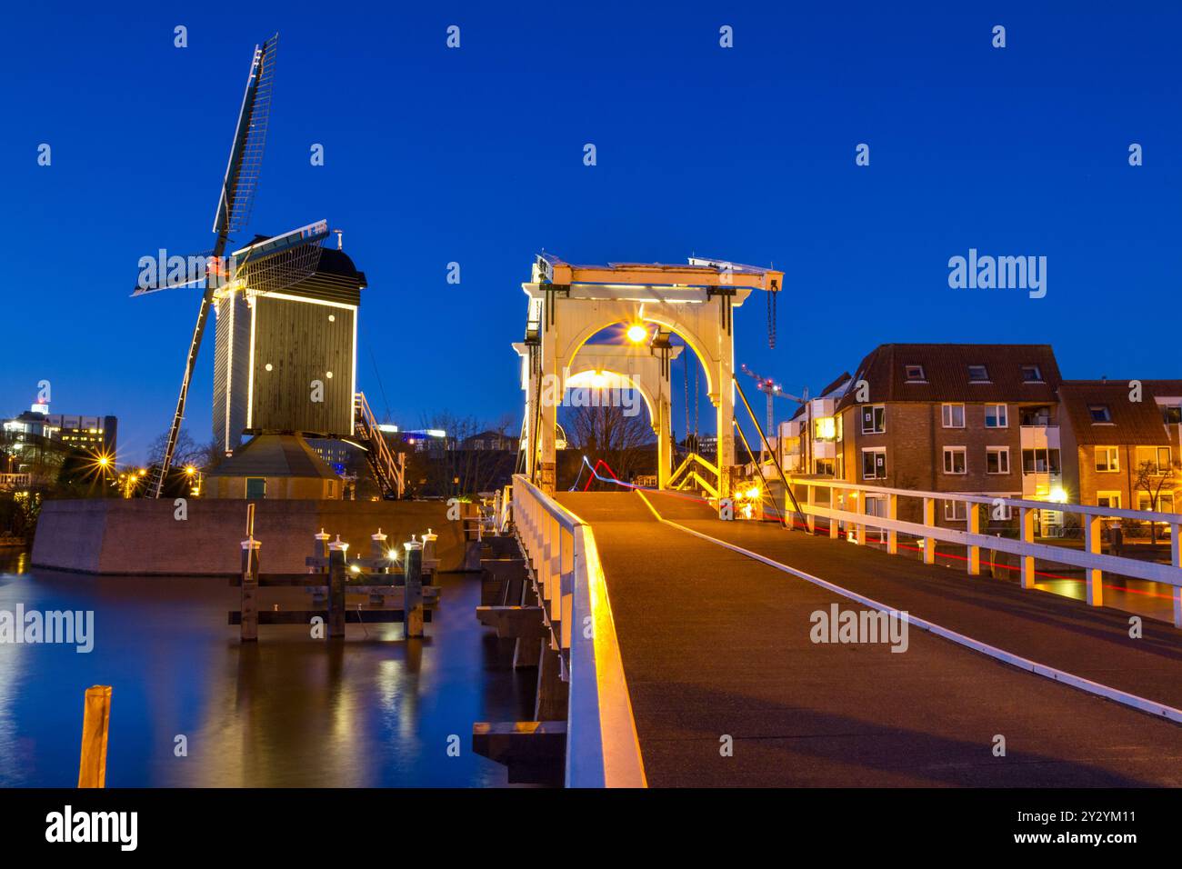 Paysage urbain - vue en soirée sur le canal de la ville avec pont-plan et moulin à vent, ville de Leiden, pays-Bas Banque D'Images