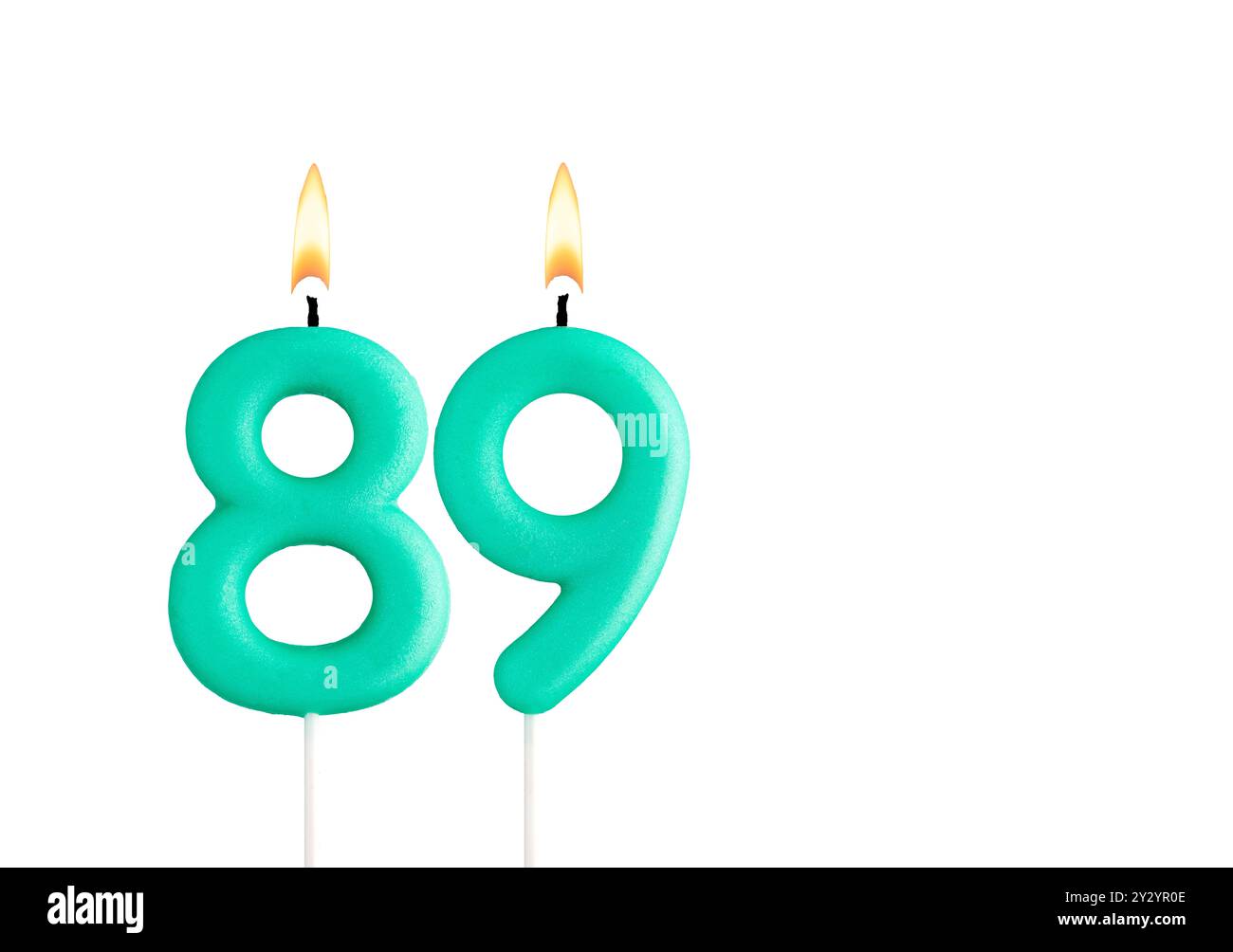 Bougie d'anniversaire verte sur fond blanc - bougie numéro 89 Banque D'Images