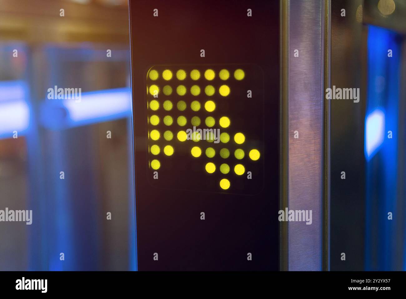 Flèche pointant sur un gros plan de tourniquet électronique. Transport Banque D'Images