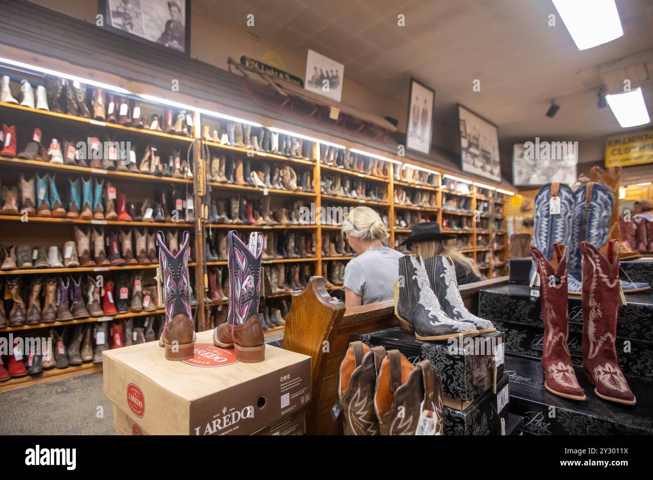 Steamboat Springs, Colorado - bottes de cowboy en vente chez F.M. Light & sons, un magasin de vêtements occidentaux très annoncé. Banque D'Images