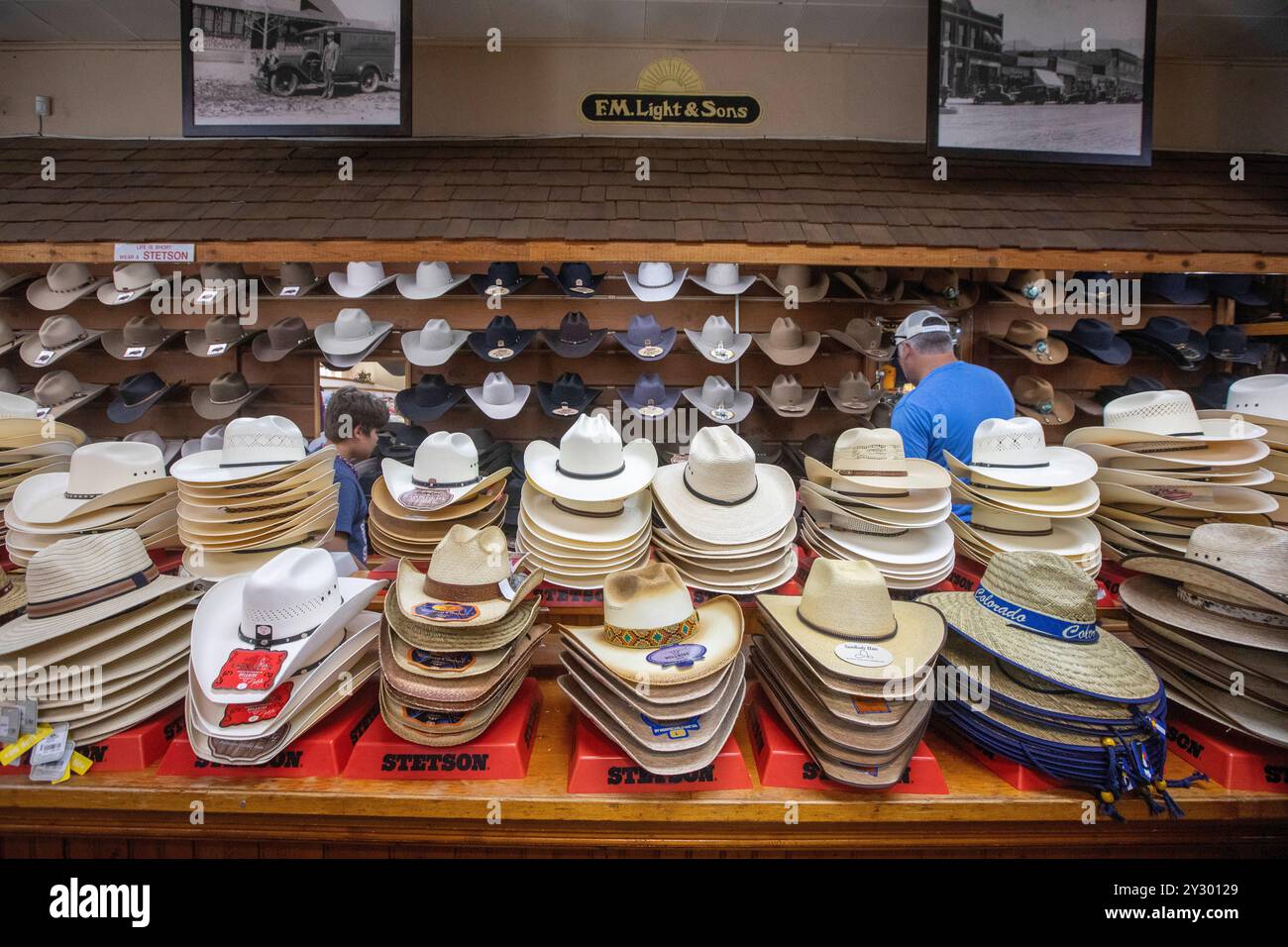 Steamboat Springs, Colorado - chapeaux de cowboy en vente chez F.M. Light & sons, un magasin de vêtements occidentaux très annoncé. Banque D'Images