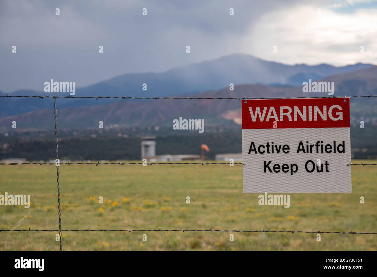 Colorado Springs, Colorado - Un panneau avertit les gens de ne pas entrer dans l'aérodrome de l'académie de l'US Air Force. Banque D'Images