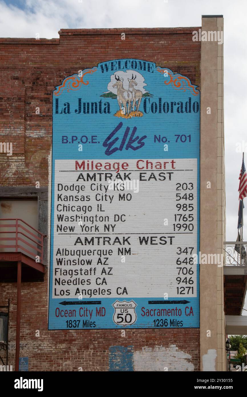 La Junta, Colorado - Une carte à l'extérieur de l'Elks Lodge près de la gare Amtrak indique le kilométrage des trains vers les destinations est et ouest. Banque D'Images