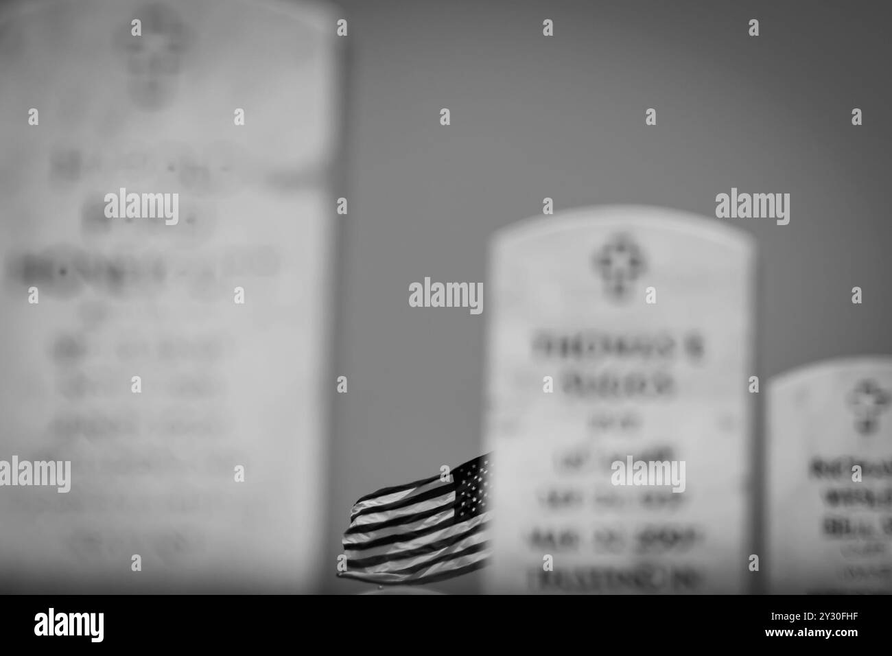 Chattanooga, Tennessee, États-Unis. 11 septembre 2024. Vues génériques d'un cimetière d'anciens combattants par une journée sereine, avec des drapeaux américains flottant dans la brise pour célébrer le souvenir de ceux qui ont servi. (Crédit image : © Walter G. Arce Sr./ASP via ZUMA Press Wire) USAGE ÉDITORIAL SEULEMENT! Non destiné à UN USAGE commercial ! Banque D'Images