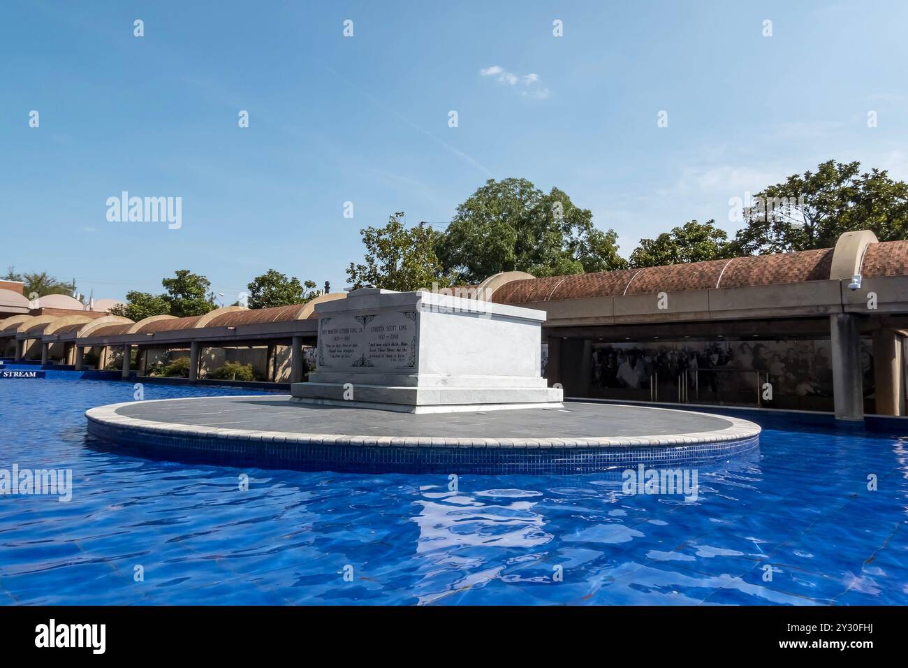 Atlanta, GA, États-Unis. 10 septembre 2024. La tombe de Martin Luther King Jr. et Coretta Scott King se trouve de l'autre côté de l'avenue Auburn du King Center. Le site dispose d'une piscine réfléchissante, avec Freedom Hall à l'est et l'église baptiste Ebenezer à l'ouest. (Crédit image : © Walter G. Arce Sr./ASP via ZUMA Press Wire) USAGE ÉDITORIAL SEULEMENT! Non destiné à UN USAGE commercial ! Banque D'Images