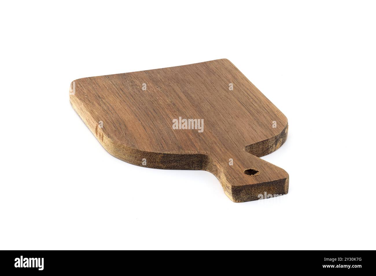 Planche à découper en bois rectangle avec poignée isolée sur fond blanc. Idéal pour cuisine ou décor rustique Banque D'Images