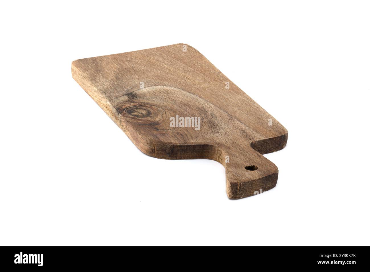 Planche à découper en bois, de forme rectangulaire avec une texture lisse et dispose d'une poignée sur un côté, en bois d'acacia isolé sur fond blanc Banque D'Images