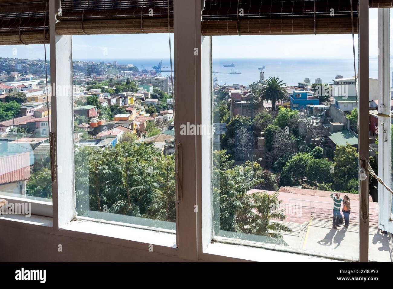 Vue sur la baie de Valparaiso depuis la Sebastiana Museum House, la maison de Pablo Neruda. Valparaíso, Chili. Banque D'Images