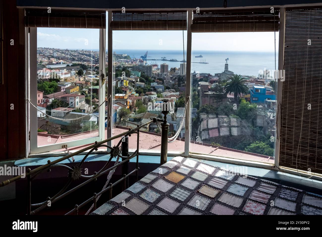 Vue sur la baie de Valparaiso depuis la Sebastiana Museum House, la maison de Pablo Neruda. Valparaíso, Chili. Banque D'Images