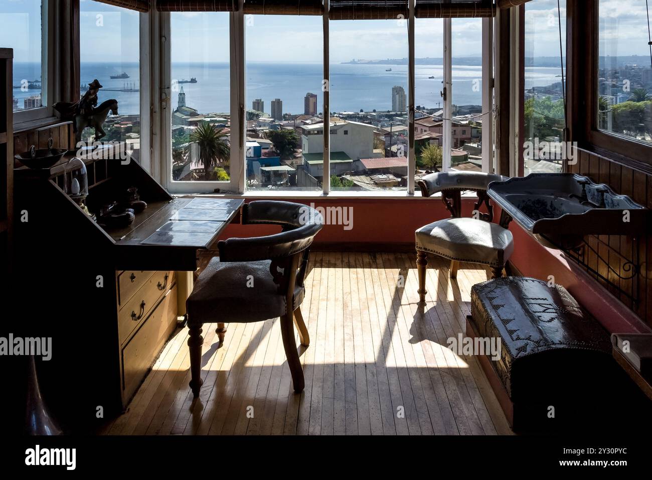 Vue sur la baie de Valparaiso depuis la Sebastiana Museum House, la maison de Pablo Neruda. Valparaíso, Chili. Banque D'Images
