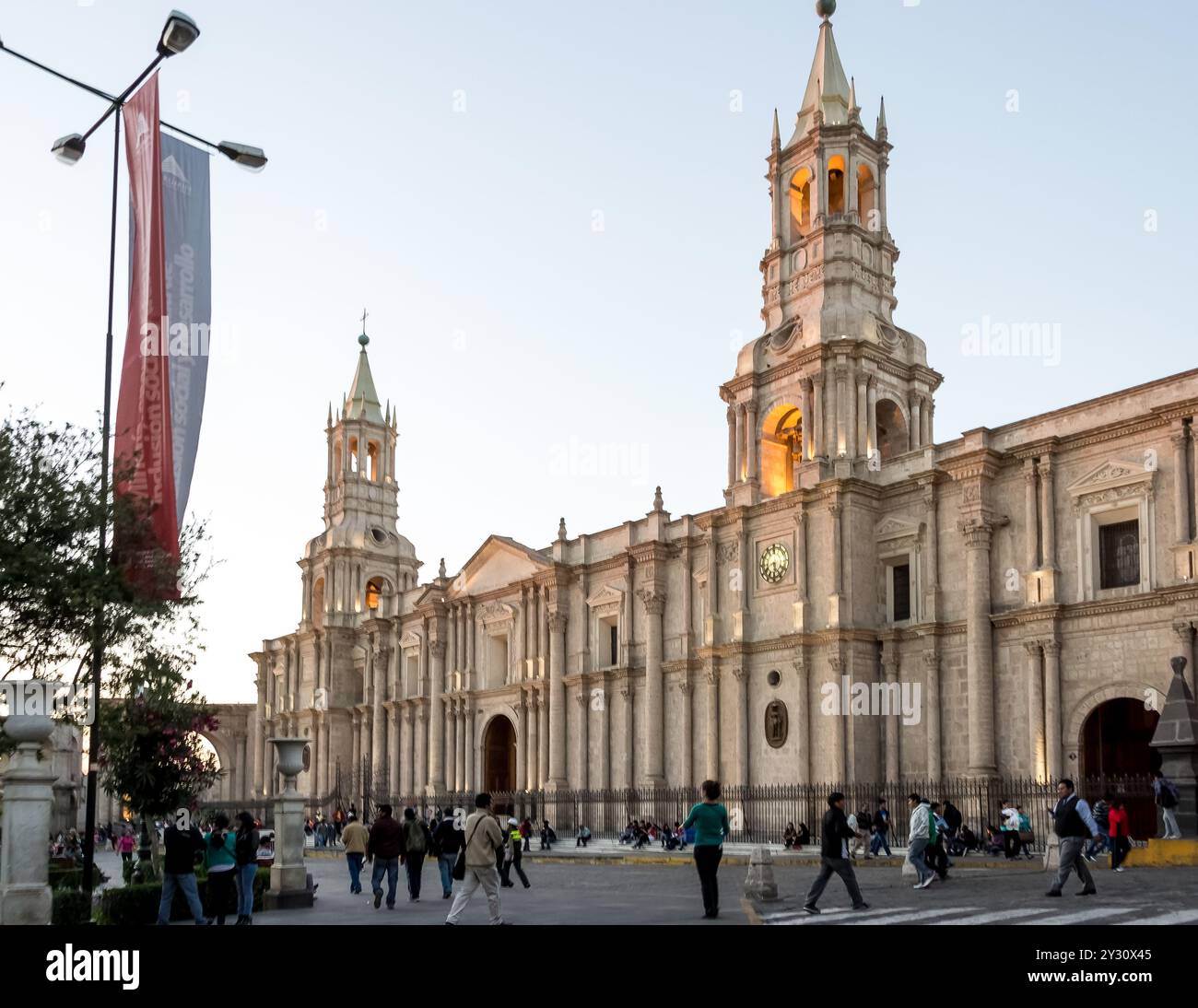 Vue de la Basilique Cathédrale d'Arequipa, située sur la Plaza de Armas (place principale) de la ville d'Arequipa, dans la province d'Arequipa, Pérou. Banque D'Images