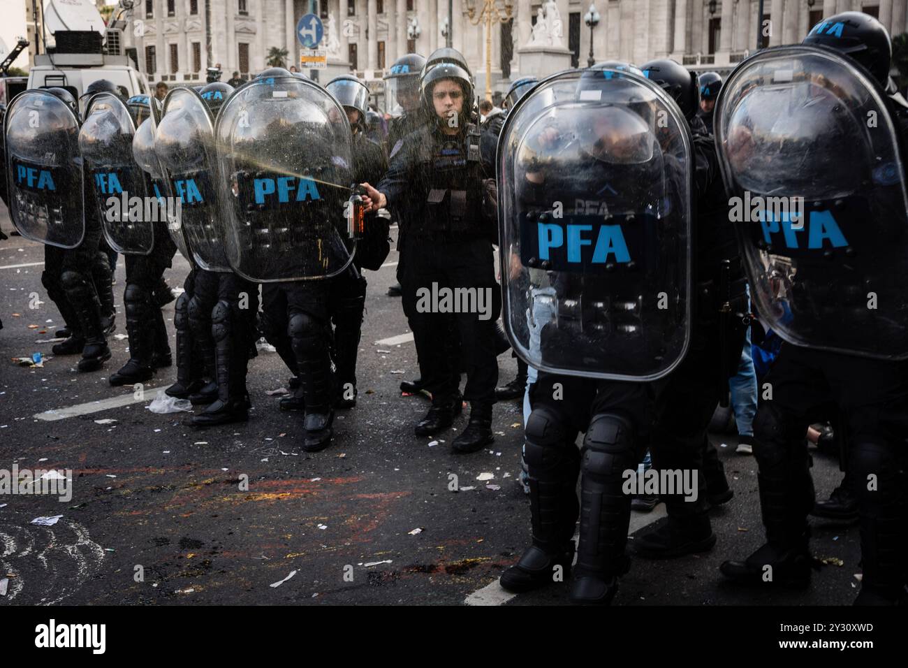 Buenos Aires, Argentine. 11 septembre 2024. La police lance un spray au poivre sur les manifestants. Des dizaines de milliers de retraités, syndicats et organisations se mobilisent devant le Congrès national pour rejeter le veto de Javier Milei à la loi sur la mobilité des pensions, qui est en discussion à la Chambre des députés. La police fédérale, la gendarmerie nationale et la préfecturale répriment la manifestation. (Photo Santiago Oroz/SOPA images/SIPA USA) crédit : SIPA USA/Alamy Live News Banque D'Images