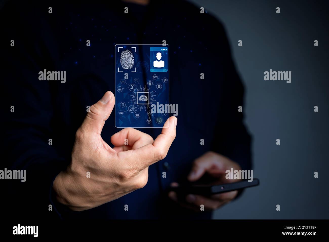 Main d'homme d'affaires tenant la carte d'identification numérique et le réseau technologique et la communication avec la ligne et le concept d'affaires. Banque D'Images