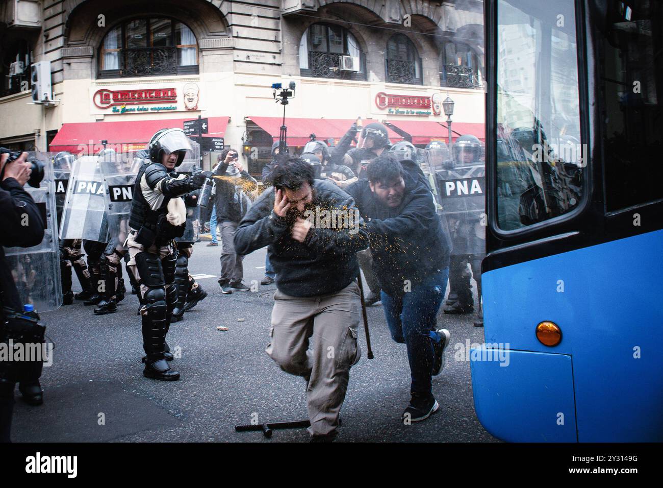 Ciudad de Buenos Aires, Argentine. 11 septembre 2024. Un officier de la préfecture navale Argentine réprime deux personnes dans la rue avec un spray au poivre. À la Chambre des députés du Congrès national, le veto présidentiel annulant la loi sur la mobilité des pensions a été confirmé. En dehors du Congrès, les retraités, les organisations sociales, les organisations politiques et les syndicats qui protestaient ont été réprimés par les forces de sécurité nationales avec du poivre, des gaz lacrymogènes et des balles en caoutchouc. Crédit : SOPA images Limited/Alamy Live News Banque D'Images