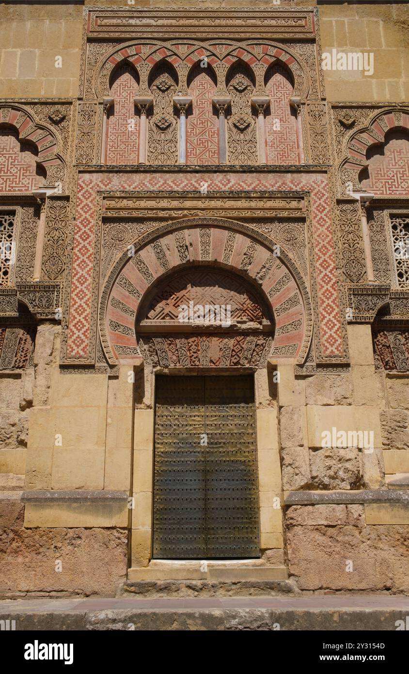 Espagne : Puerta del Espiritu Santo (porte du Saint-esprit), Mezquita ou la mosquée-cathédrale de Cordoue (cathédrale notre-Dame de l'Assomption), Cordoue. La construction de la Grande Mosquée a commencé en 785–786 et s'est achevée un an plus tard en 786–787. En 1236, Córdoba est conquise par le roi Ferdinand III de Castille dans le cadre de la Reconquista. Lors de la conquête de la ville, la mosquée a été convertie en cathédrale catholique dédiée à la Vierge Marie (Santa Maria). Banque D'Images