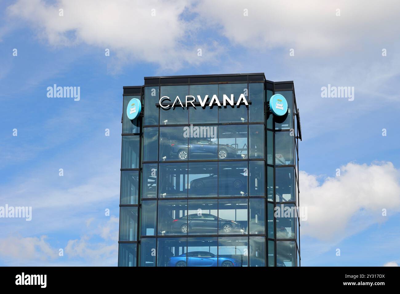 Une salle d'exposition de tour de verre de voiture utilisée Carvana déguisée en distributeur automatique de voiture de nouveauté Banque D'Images