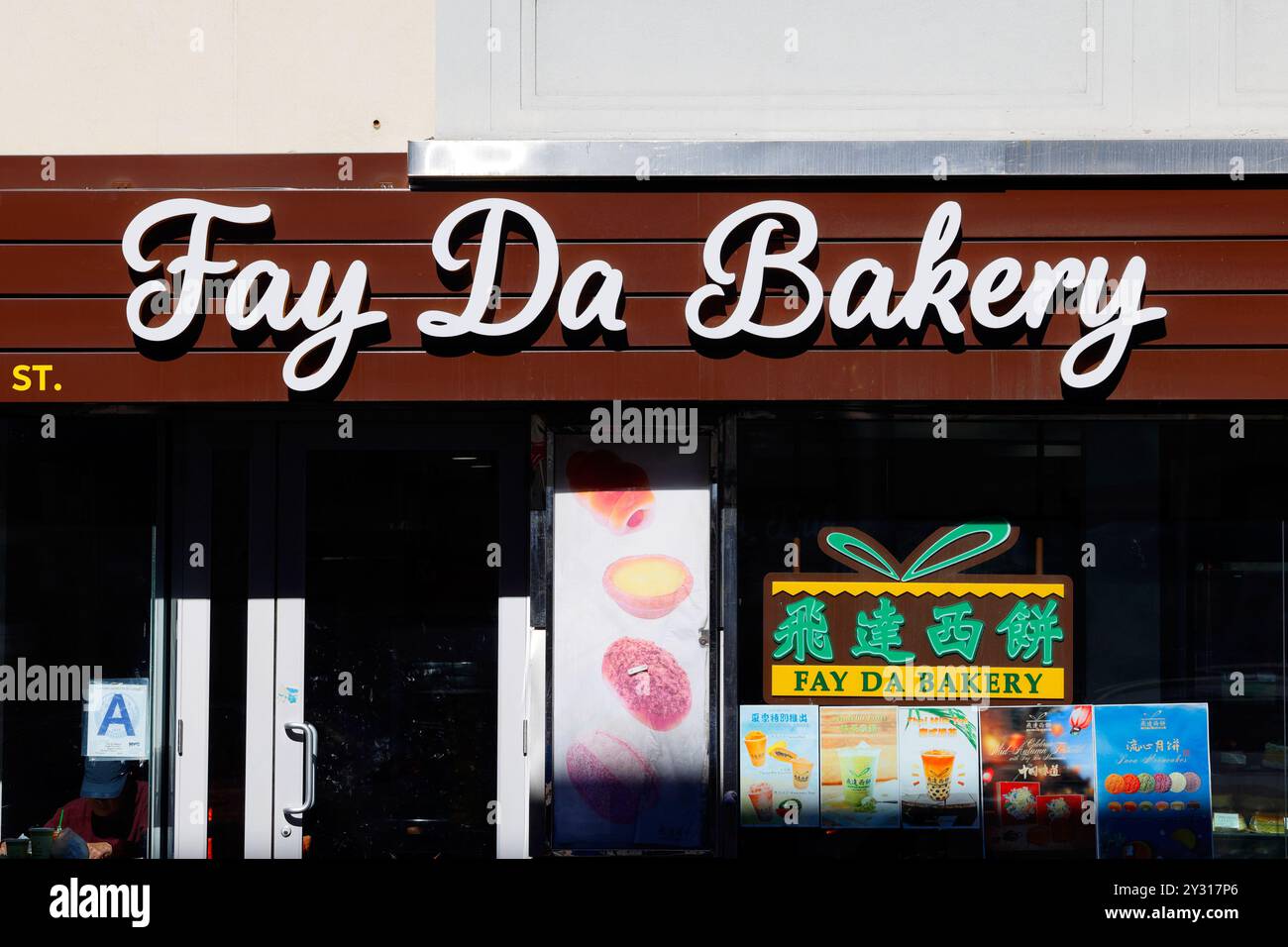 Signalétique pour Fay Da Bakery 飛達西餅, une chaîne de boulangerie chinoise de New York 紐約 Banque D'Images