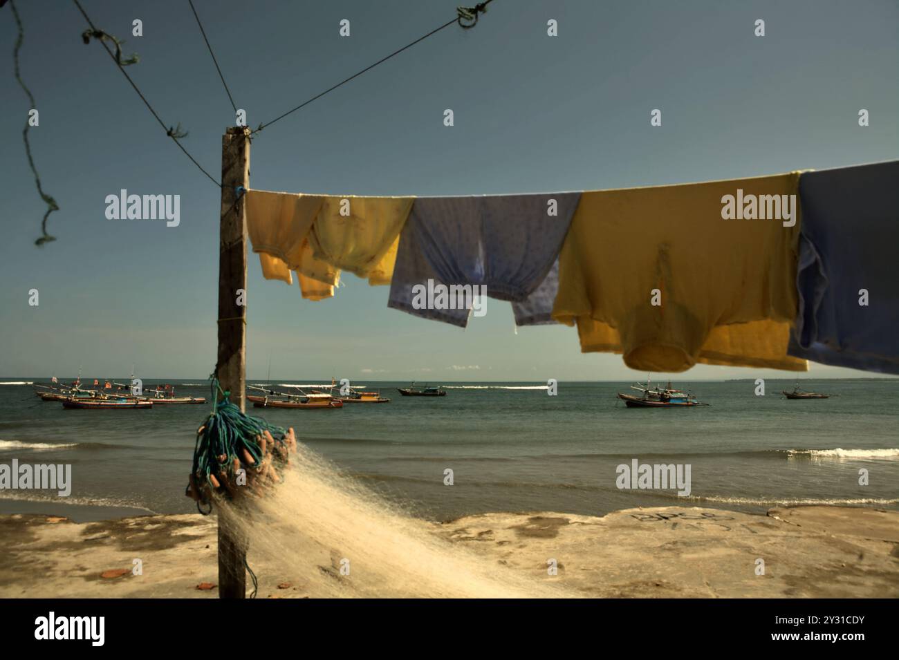 Blanchisserie et filet de pêche dans un fond de bateaux de pêche et de l'océan Indien, photographié sur la plage de Malabrero (Malabrro) à Bengkulu, Indonésie. Banque D'Images