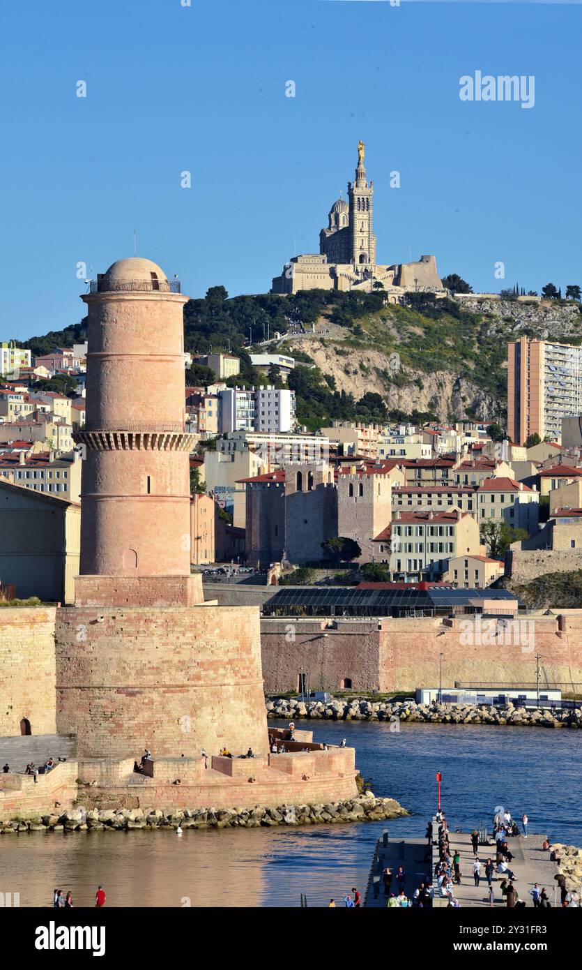 FRANCE, BOUCHES DU RHÔNE (13) MARSEILLE, LA TOUR FANAL ET LA BASILIQUE NOTRE DAME DE LA GARDE Banque D'Images