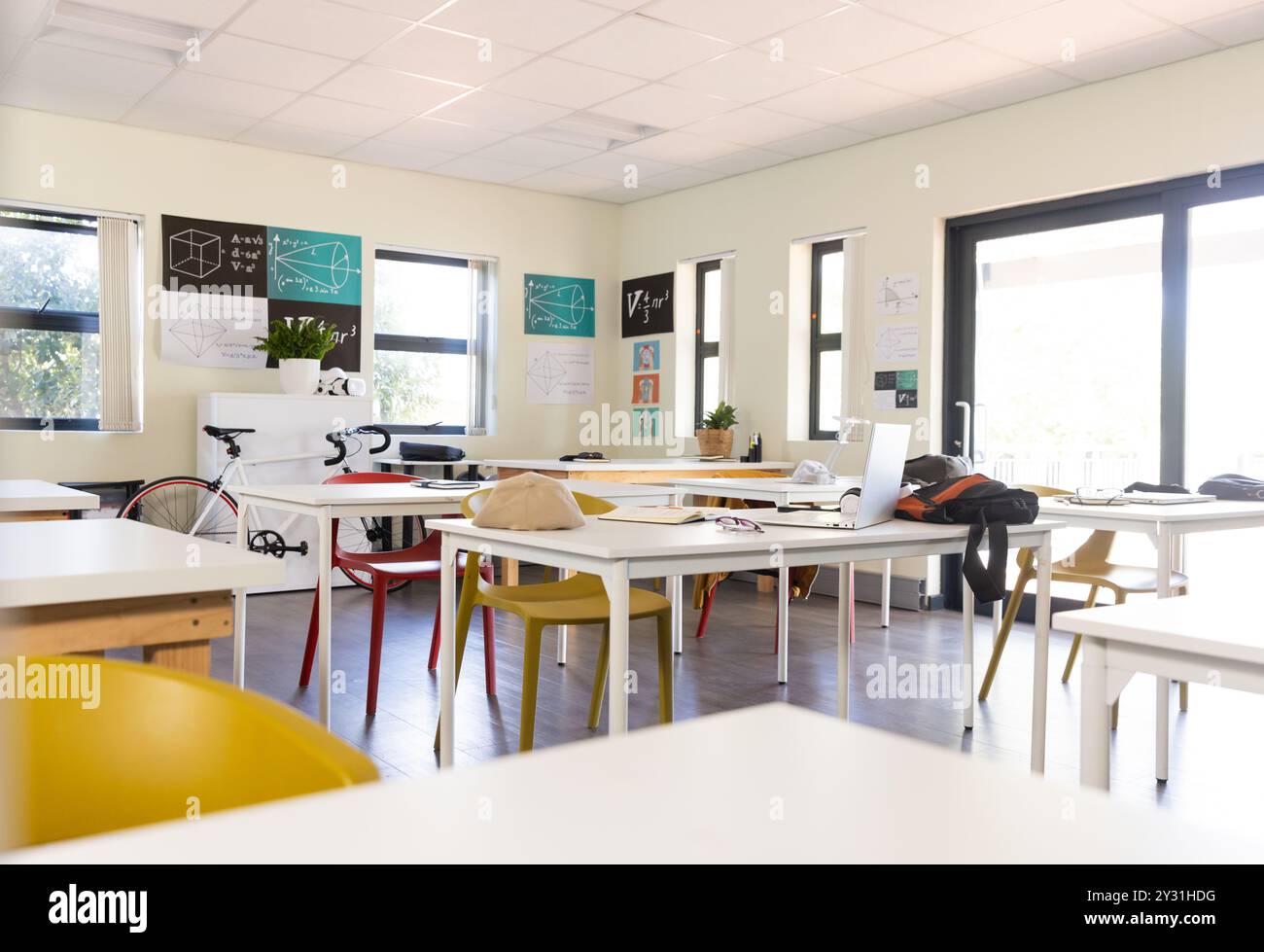 À l'école, salle de classe vide avec des bureaux, des chaises et des affiches éducatives sur les murs Banque D'Images