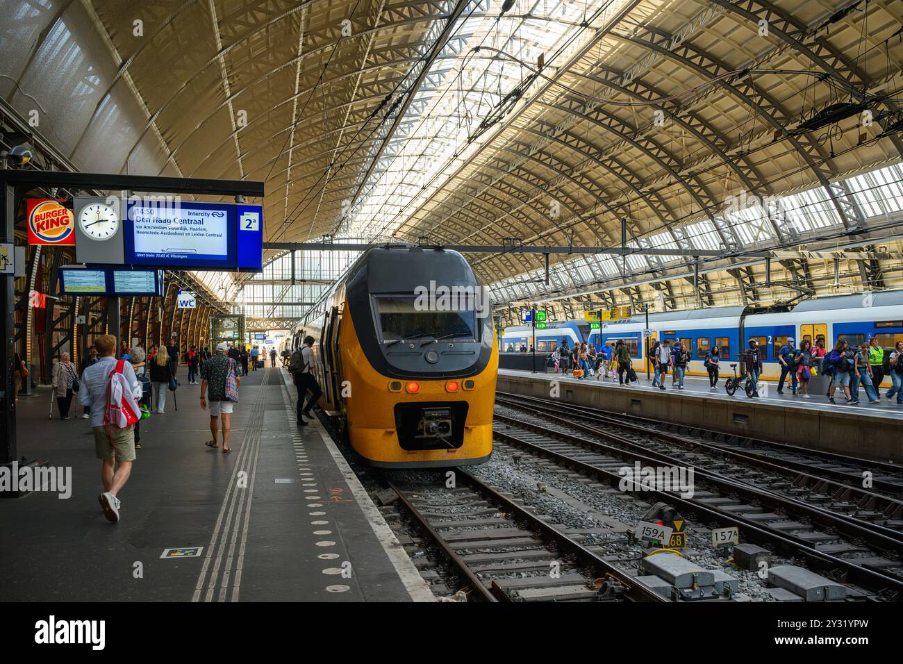 Un train NS Inter City stationnaire à la gare centrale d'Amsterdam, Amsterdam, pays-Bas Banque D'Images