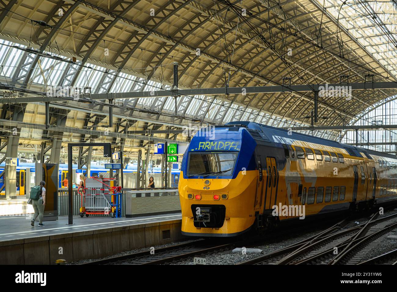 Un train NS Inter City stationnaire à la gare centrale d'Amsterdam, Amsterdam, pays-Bas Banque D'Images