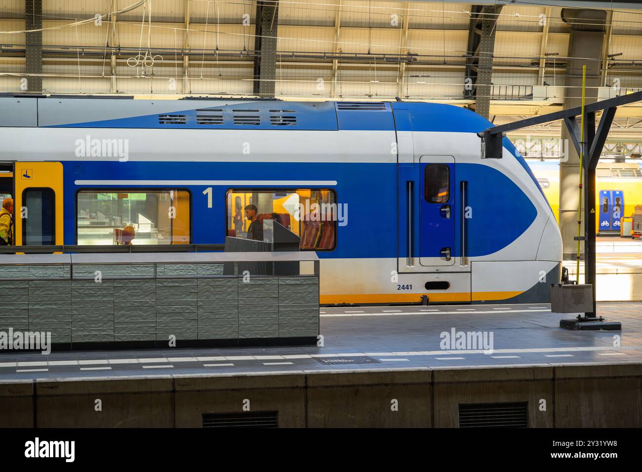 Un train NS Sprinter stationnaire à Amsterdam Centraal Station, Amsterdam, pays-Bas Banque D'Images