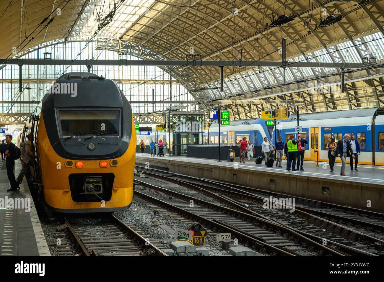 Un train NS Inter City stationnaire à la gare centrale d'Amsterdam, Amsterdam, pays-Bas Banque D'Images