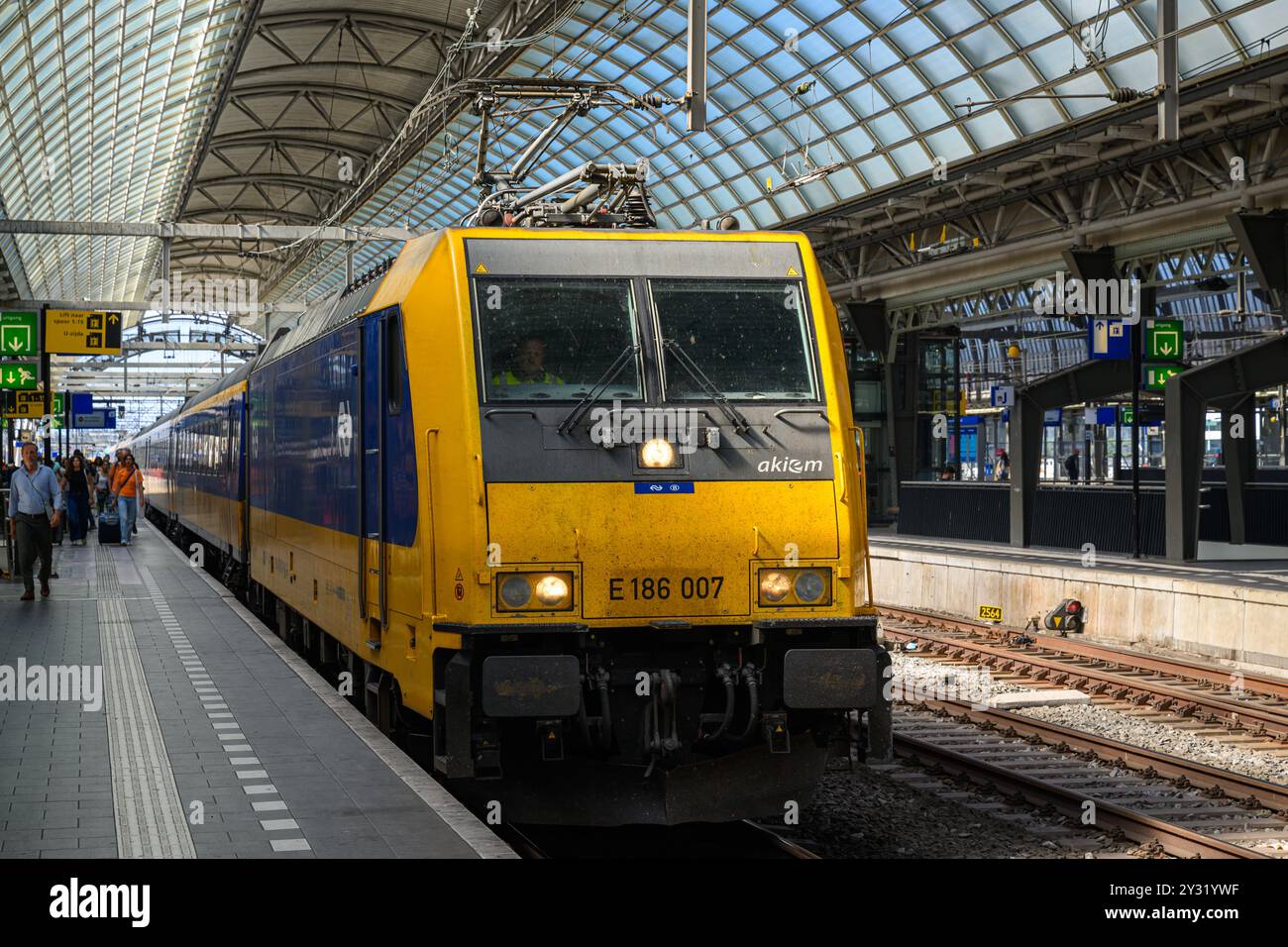 Un train international au départ pour la Belgique à Amsterdam Centraal Station, Amsterdam, pays-Bas Banque D'Images