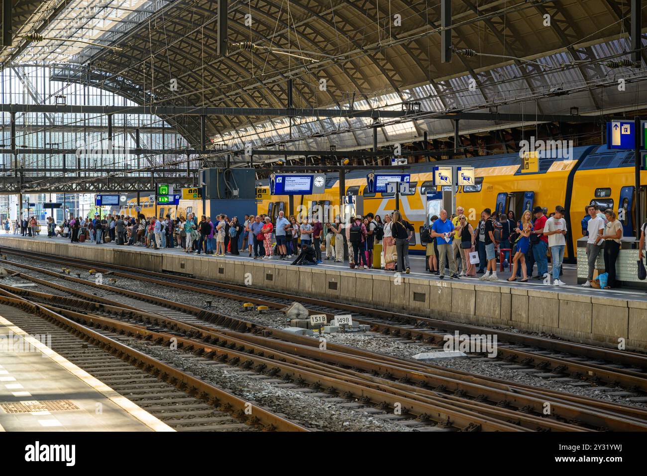 Passagers attendant de monter à bord d'un train à Amsterdam Centraal Station, Amsterdam, pays-Bas Banque D'Images