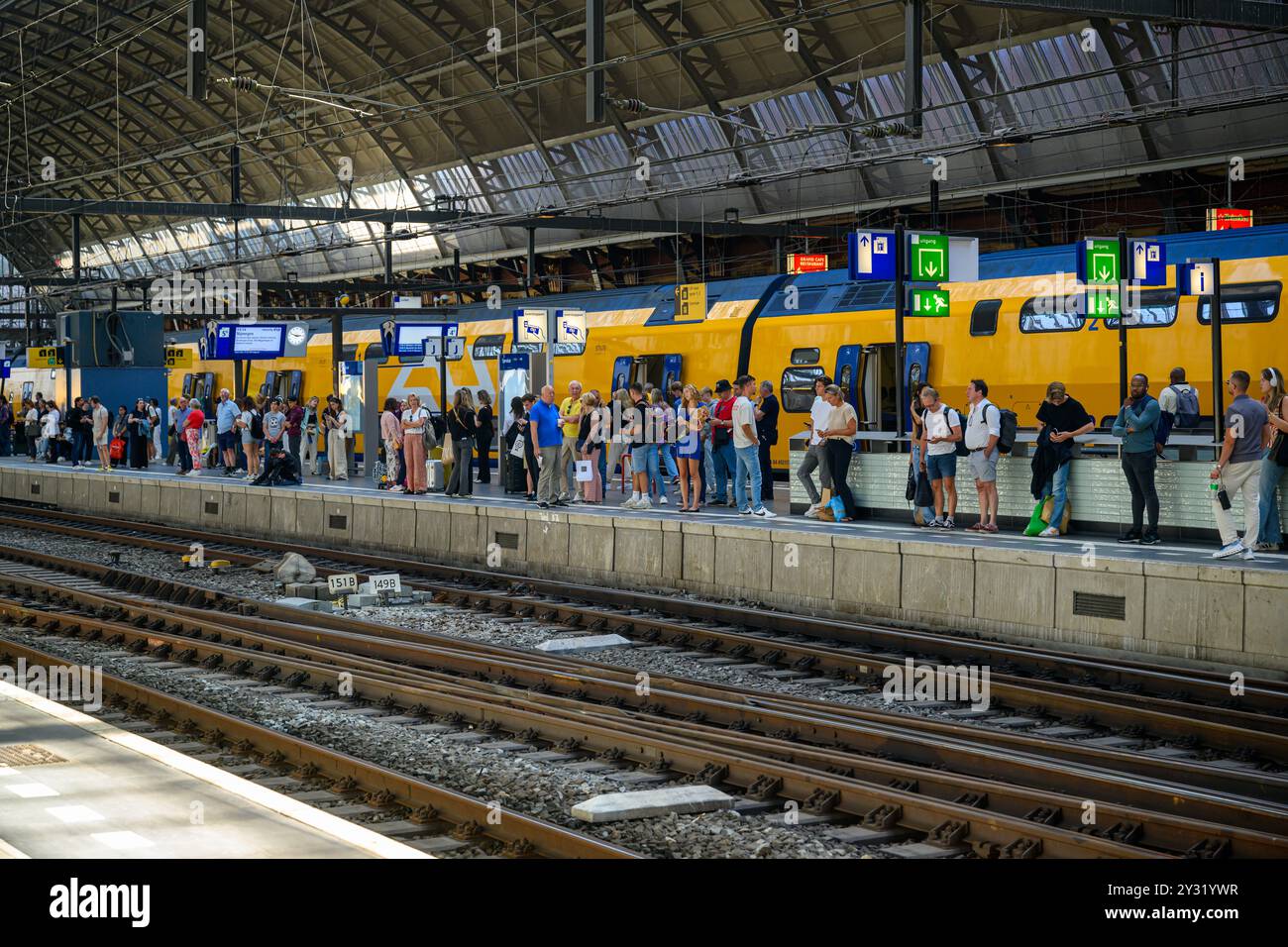 Passagers attendant de monter à bord d'un train à Amsterdam Centraal Station, Amsterdam, pays-Bas Banque D'Images