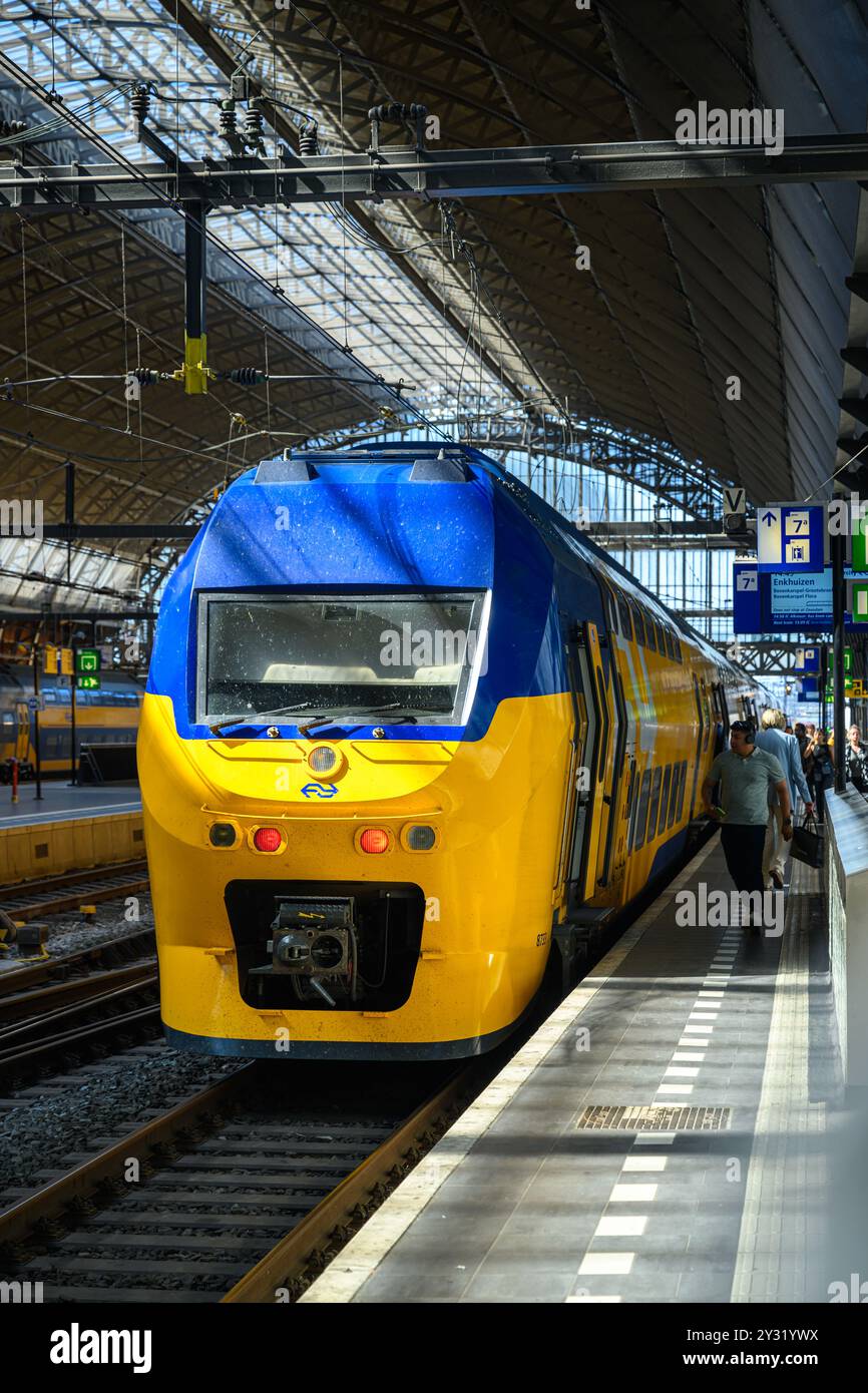 Un train NS Inter City stationnaire à la gare centrale d'Amsterdam, Amsterdam, pays-Bas Banque D'Images
