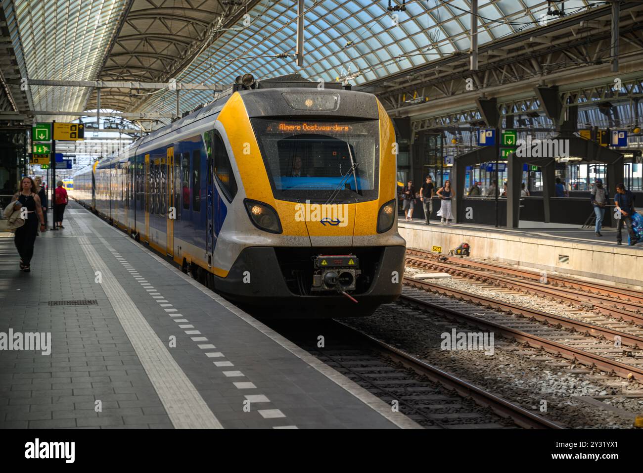 Un train Sprinter arrive à Amsterdam Centraal Station, Amsterdam, pays-Bas Banque D'Images