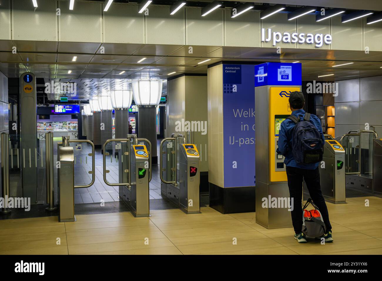Barrières à billets à Amsterdam Centraal Station, Amsterdam, pays-Bas Banque D'Images