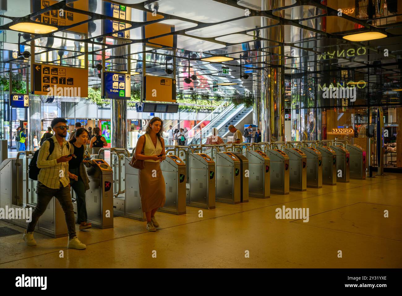 Barrières à billets à Amsterdam Centraal Station, Amsterdam, pays-Bas Banque D'Images