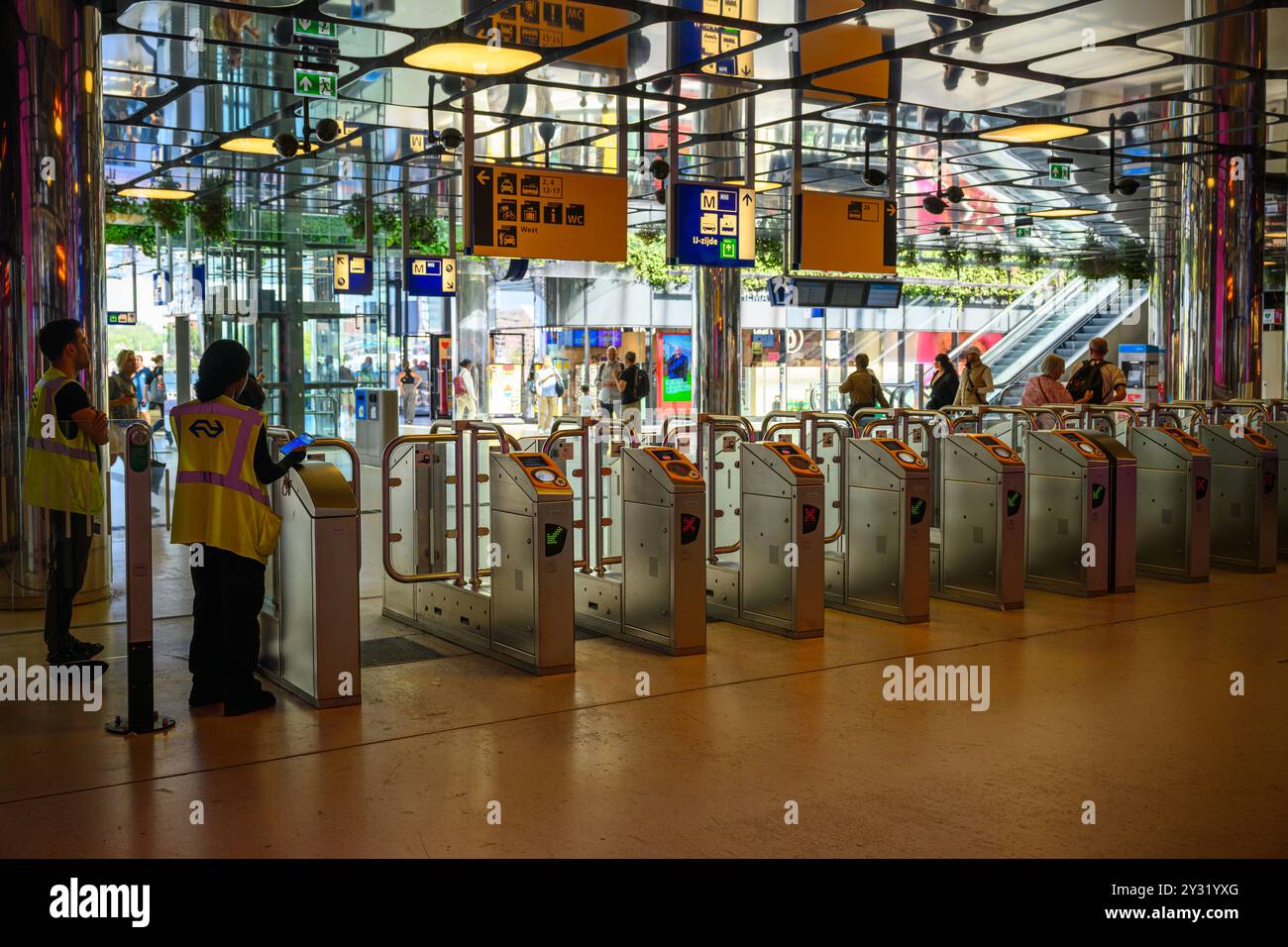 Barrières à billets à Amsterdam Centraal Station, Amsterdam, pays-Bas Banque D'Images