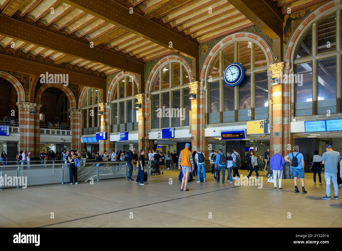 Le hall de la gare à l'entrée principale de la gare centrale d'Amsterdam, Amsterdam, pays-Bas Banque D'Images